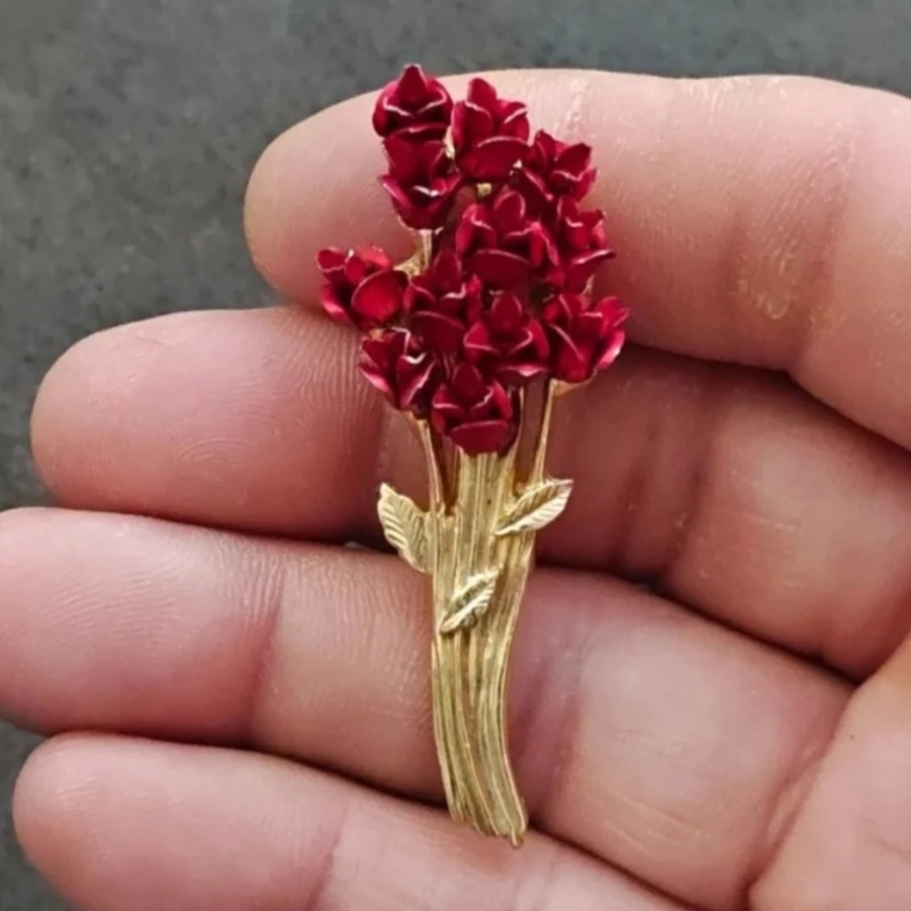 Beautiful 1997 Vintage Danbury Mint Red Rose Bouquet Brooch